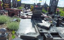 Поблизу Чернігова росіяни "воювали" з мертвими бійцями - зруйнували могили героїв (фото)