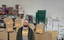 Азербайджанский активист доставляет помощь украинцам, живущим под обстрелами