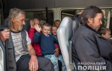 З Донбасу вдалося евакуювали майже сотню людей: серед них діти та поранені