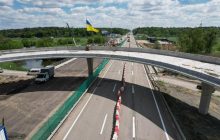 Під Києвом відновлюють міст через річку Ірпінь: дозволено рух вантажівок (фото)