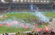 Фанаты одного из самых титулованных клубов Франции забросали своих игроков файерами (видео)