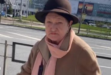 Кричала і кидалася гривнями: в Латвії росіянка накинулася на українку (відео)