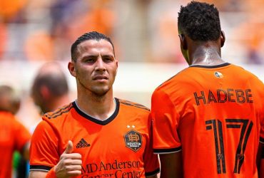 Это шедевр: футболист Динамо забил сумасшедший гол ударом с центра поля (видео)