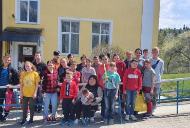 Джоли во Львове: голливудская звезда посетила эвакуированных детей Луганщины (фото)