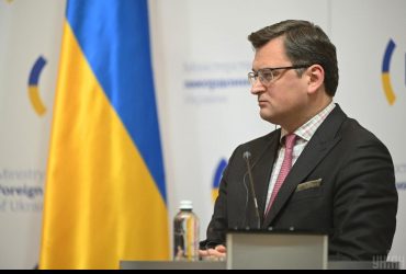 У трьох посольствах України за кордоном отримали листи, просякнуті червоною рідиною