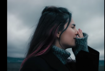 Анна Тринчер в новом клипе спела о разлуке с любимым и расплакалась (видео)