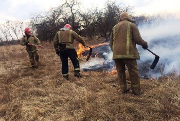Не встигли окупанти піти, як почалося: рятувальники вкотре просять людей не палити траву