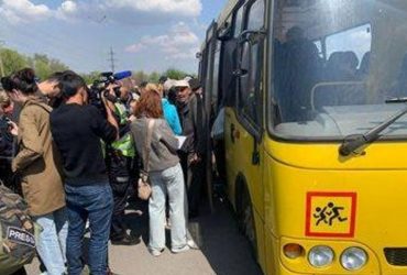 Более 100 женщин, детей и пенсионеров из блокадного Мариуполя прибыли в Запорожье (фото)