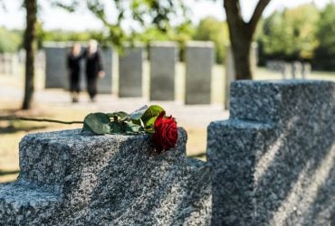 Це завжди потрібно на кладовищі: 5 речей, які обовʼязково взяти з собою