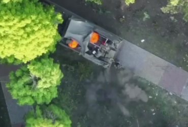 З'явилося відео, як українські військові провчили російських мародерів з дронів