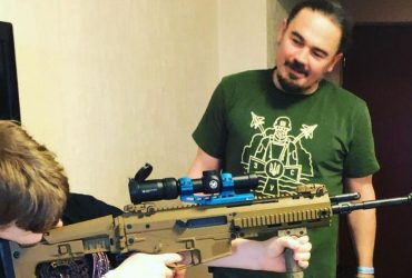 Фагот з ТНМК вирішив навчити сина тримати зброю в руках (фото)