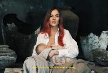 MamaRika випустила кліп на пісню про війну, в якому годує сина груддю