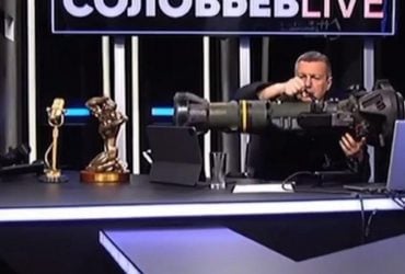 Тинц-тинц: пропагандист Соловйов вкрав з Маріуполя використаний тубус від NLAW (відео)