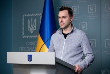 Ограничения на выезд за границу мужчинам могут ослабить, идет дискуссия - Арестович