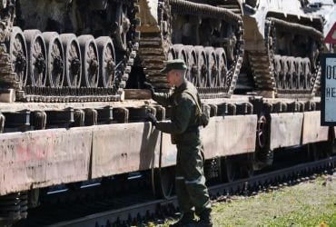 Η Ρωσική Ομοσπονδία έστειλε δεκάδες πλατφόρμες για εξοπλισμό από κονσέρβα στη Λευκορωσία