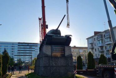 На площі Перемоги у Житомирі демонтували радянський танк (відео)