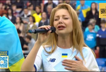 Тіна Кароль зворушливо заспівала гімн України з футболістами київського "Динамо"