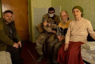 Бабця з прапором СРСР хотіла примирення, а отримала міну від окупантів (відео)