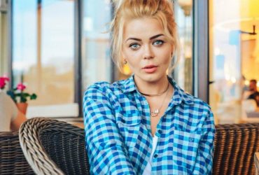 Аліна Гросу готує тушонку для біженців