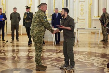 Зеленський порекомендував Залужному відправляти військкомів на фронт - Резніков