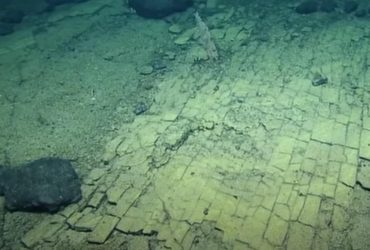 Это безумие: ученые обнаружили на дне Тихого океана дорогу из желтого кирпича (видео)