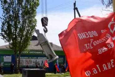 Під Маріуполем окупанти знесли пам'ятник гетьману Сагайдачному (відео)