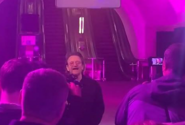 Боно з U2 дав концерт на станції метро Хрещатик у Києві (відео)