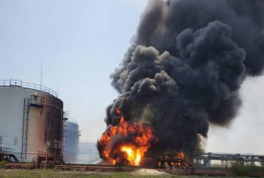 Окупанти знову обстріляли нафтопереробний завод у Лисичанську