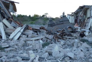 Россия обстреляла Одессу с Черного моря: ракеты попали в жилой район (фото, видео)