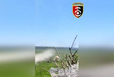 Українські воїни показали сафарі на російський танк (відео)