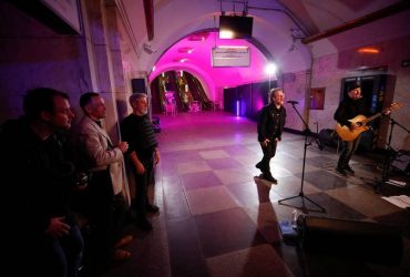 Легендарний Боно із U2 зіграв концерт у метро Києва