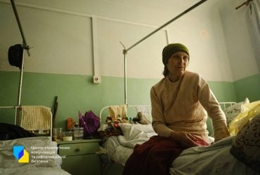 Понимаю парня, топтавшего красный флаг - бабушка, которую РФ сделала символом войны