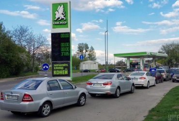 Зростання курсу долара: експерт розповів, на скільки подорожчає пальне