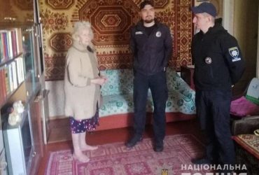 Допомогла записка: у Києві поліцейські врятували від голодної смерті літню жінку (фото)