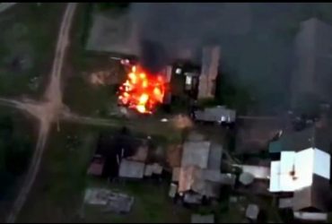 Українські десантники показали, як палає збитий російський Крокодил (відео)