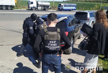 Шикували на зібрані кошти: на Тернопільщині затримали псевдоволонтерів (фото)