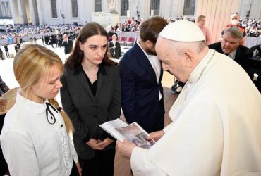 Папа Римський зустрівся з дружинами захисників Азовсталі (фото)