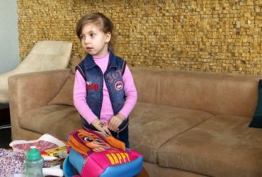 Плачет и ходит с рюкзаком: 4-летнюю Алису, которую во время эвакуации из Азовстали разлучили с мамой, отдали родным