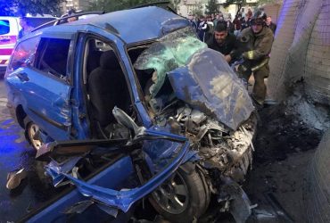 На столичній Троєщині авто на швидкості влетіло у блокпост, загинуло двоє осіб (відео)