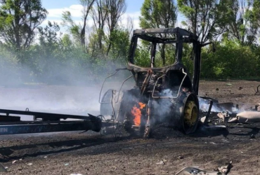 На Харківщині окупанти обстрілюють сільгосптехніку, що працює в полях