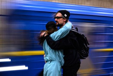 У київському метро пасажир потрапив під потяг: стали відомі деталі