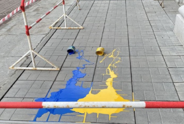 Росіянина, який розлив фарби в кольорах прапора України, оштрафували на 93 тисячі рублів