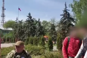 У Скадовську підлітки розгнівали окупанта відповіддю на запитання про Бандеру (відео)