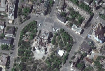 РФ до сих пор расчищает завалы разбомбленного ею драмтеатра в Мариуполе: спутниковые кадры