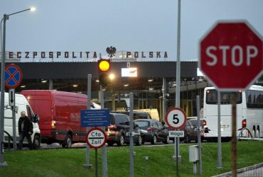 Знайди, якщо зможеш: українець намагався втекти за кордон під матрацом (фото)