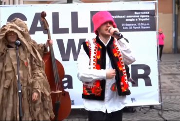 В Калуше раскупили все розовые панамы и рассказали о фронтмене группы "Kalush" Orchestra"