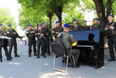 На площади в Виннице нацгвардейцы спели "Ой, у лузі червона калина"