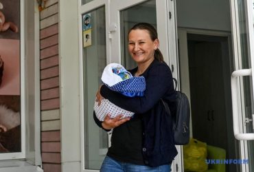 На войне потеряла маму, брата, мужа: в Запорожье из роддома встретили жену с сыном погибшего азовца