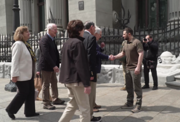 Зеленский встретил в Киеве делегацию Сената США с лидером республиканцев (видео)