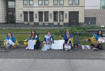 Врятуйте Азовсталь: німецька поліція заблокувала доступ до води протестувальницям у Берлiнi